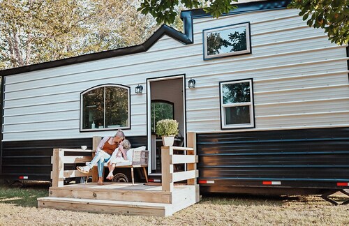 Charming Tiny Home in Pace Near Downtown and Pensacola Beach, 2 min from Walmart