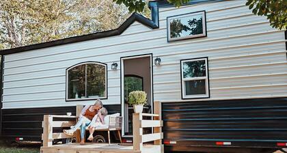 Charming Tiny Home in Pace Near Downtown and Pensacola Beach, 2 min from Walmart