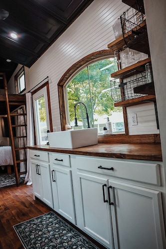 Charming Tiny Home in Pace Near Downtown and Pensacola Beach, 2 min from Walmart