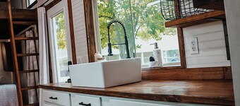 Charming Tiny Home in Pace Near Downtown and Pensacola Beach, 2 min from Walmart