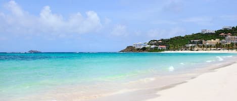 Espreguiçadeiras, toalhas de praia