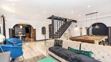 Talo, näköala puutarhaan | Olohuone | Älytelevisio, Netflix, suoratoistopalvelut