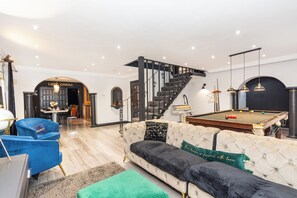 Maison, vue jardin | Salle de séjour | TV connectée, Netflix, services de streaming