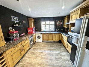Full-size fridge, microwave, oven, stovetop