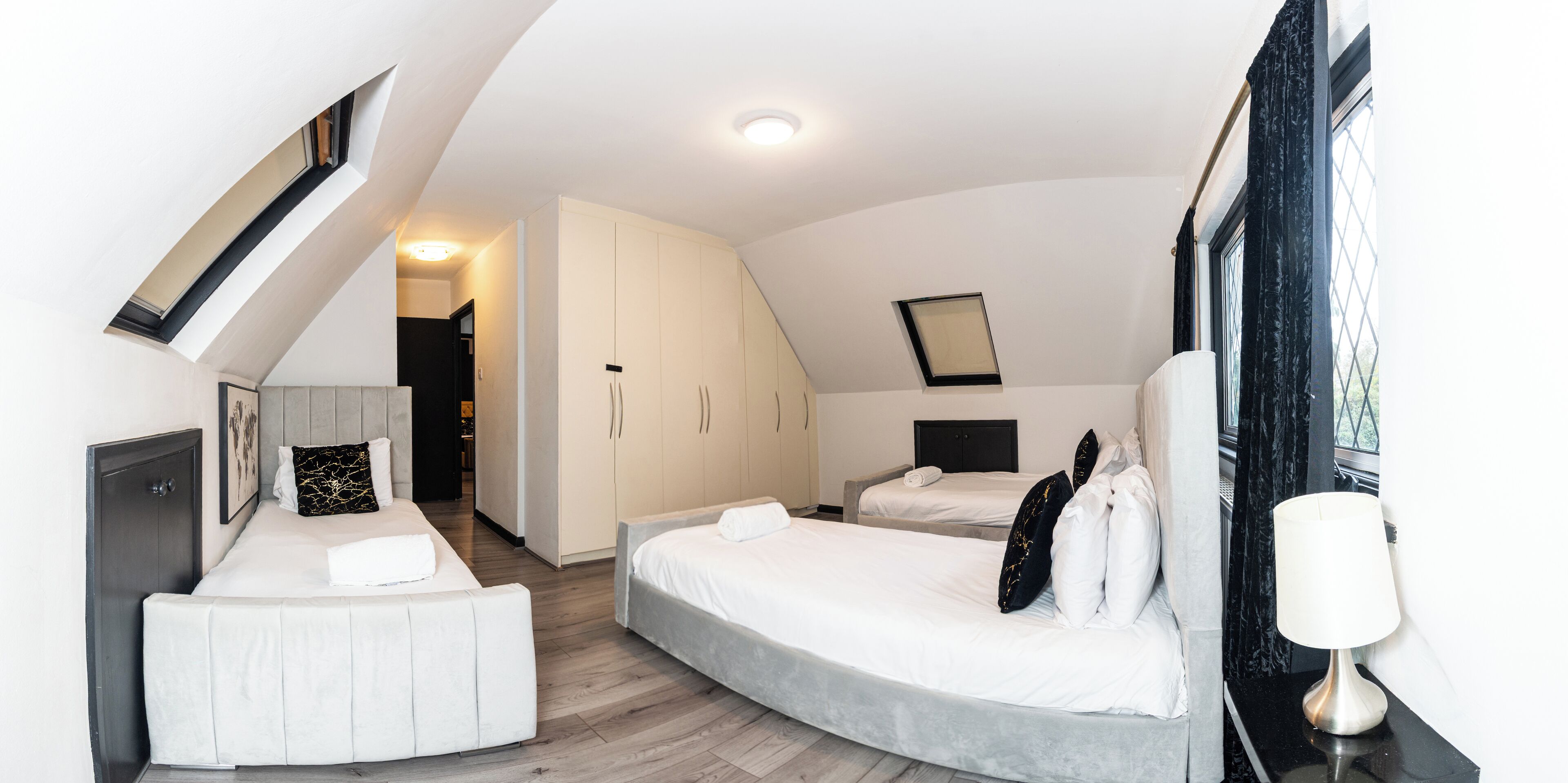 Talo, näköala puutarhaan | Työpöytä, kannettavalle tietokoneelle sopiva työtila, pimennysverhot