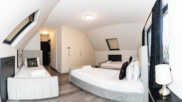 Talo, näköala puutarhaan | Työpöytä, kannettavalle tietokoneelle sopiva työtila, pimennysverhot