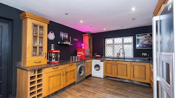 House, Garden View | Private kitchen | Full-size fridge, microwave, oven, stovetop