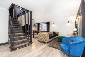 Smart TV, Netflix, streaming services - Heathrow House with Hot tub and Garden (Slough)