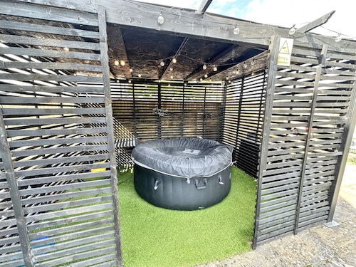 Heathrow House with Hot tub and Garden