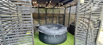 Heathrow House with Hot tub and Garden