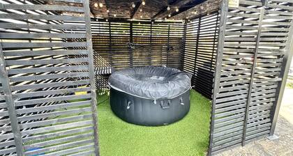 Heathrow House with Hot tub and Garden
