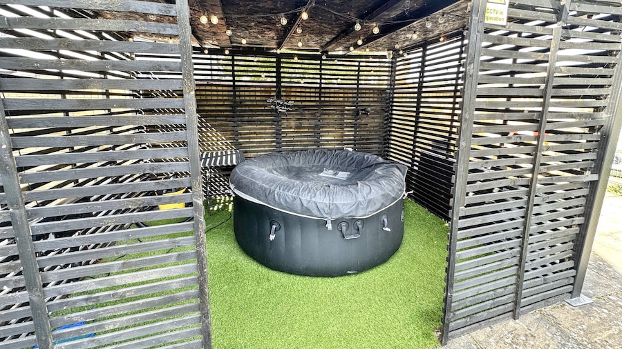 Heathrow House with Hot tub and Garden