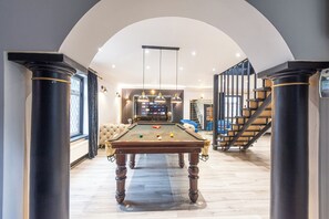 House, Garden View | Living room | Smart TV, Netflix, streaming services - Heathrow House with Hot tub and Garden (Slough)