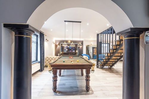 Heathrow House with Hot tub and Garden