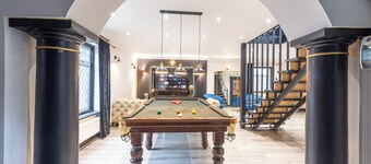 Heathrow House with Hot tub and Garden