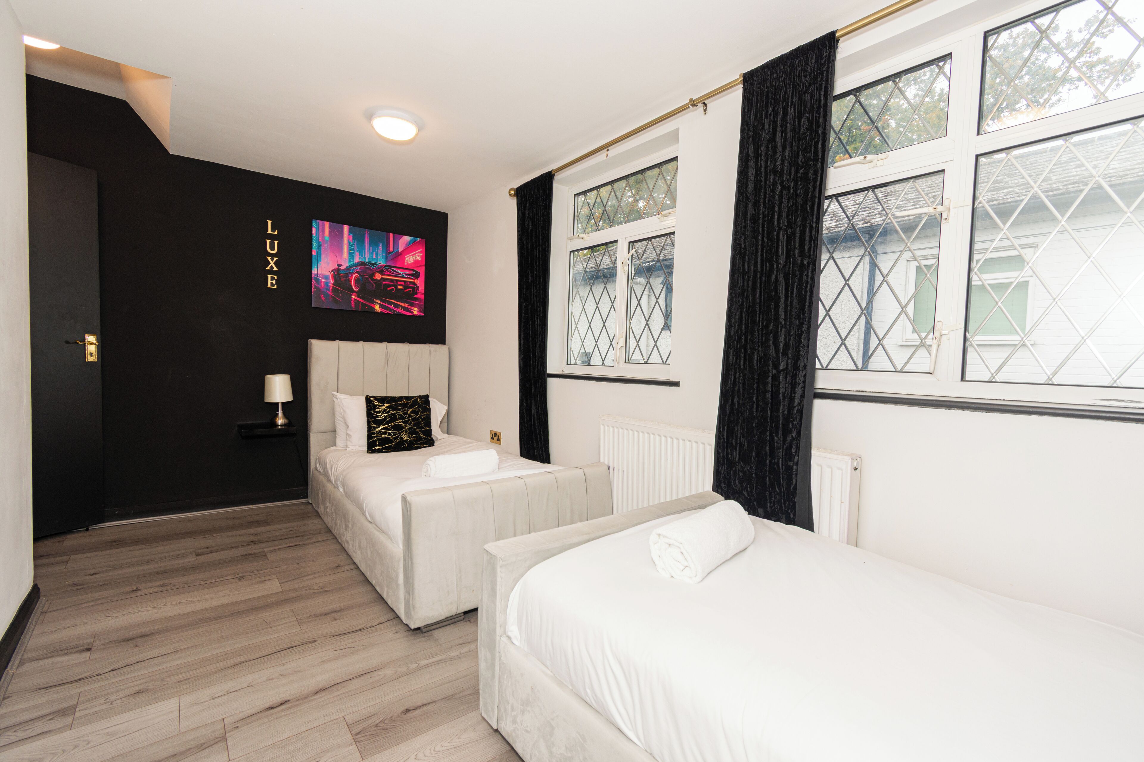 Escritorio, espacio para trabajar con laptop y cortinas blackout 