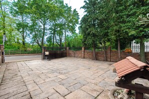 Exterior - Heathrow House with Hot tub and Garden (Slough)