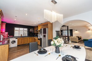 Casa, vista al jardín | Cocina privada | Refrigerador con congelador, microondas, horno y parrilla de estufa