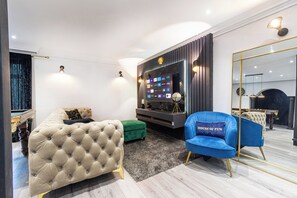 Maison, vue jardin | Salle de séjour | TV connectée, Netflix, services de streaming