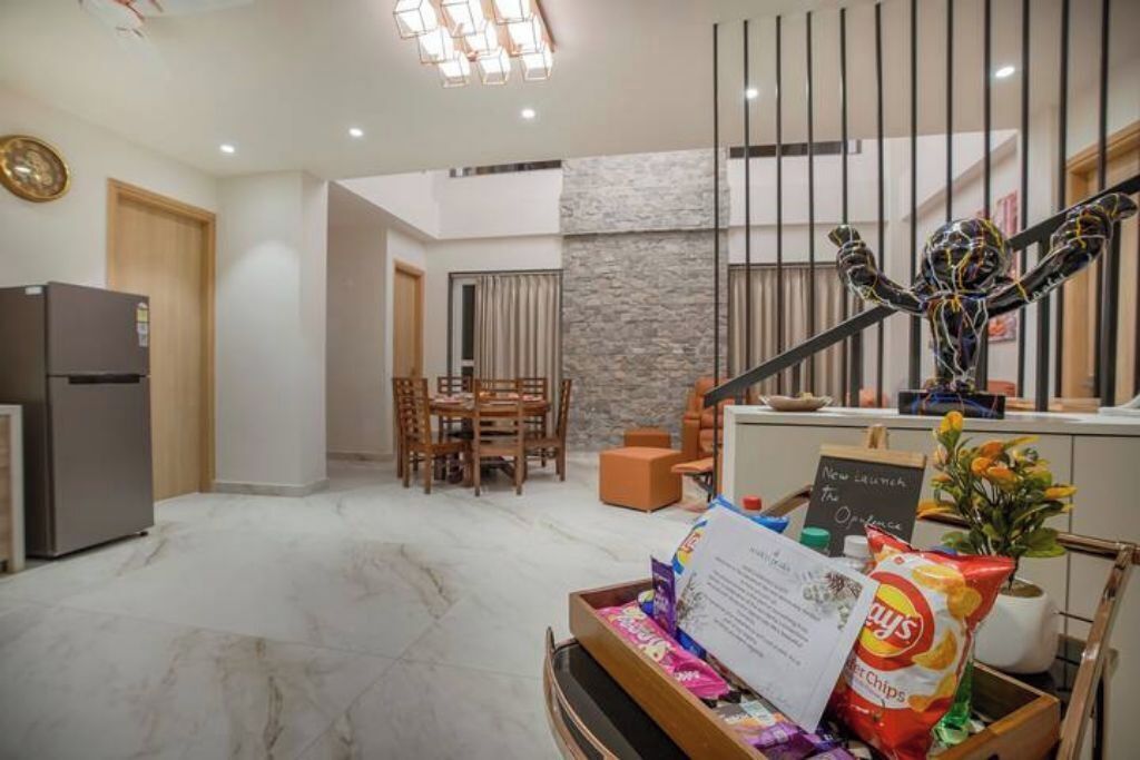 Eine moderne Hotelhalle mit Marmorboden, einer Rezeption, einer Treppe und einem Essbereich.