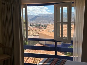 Brankas, meja kerja, dan Wi-Fi gratis