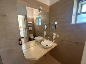 Buồng tắm vòi sen, xà phòng, dầu gội, giấy vệ sinh