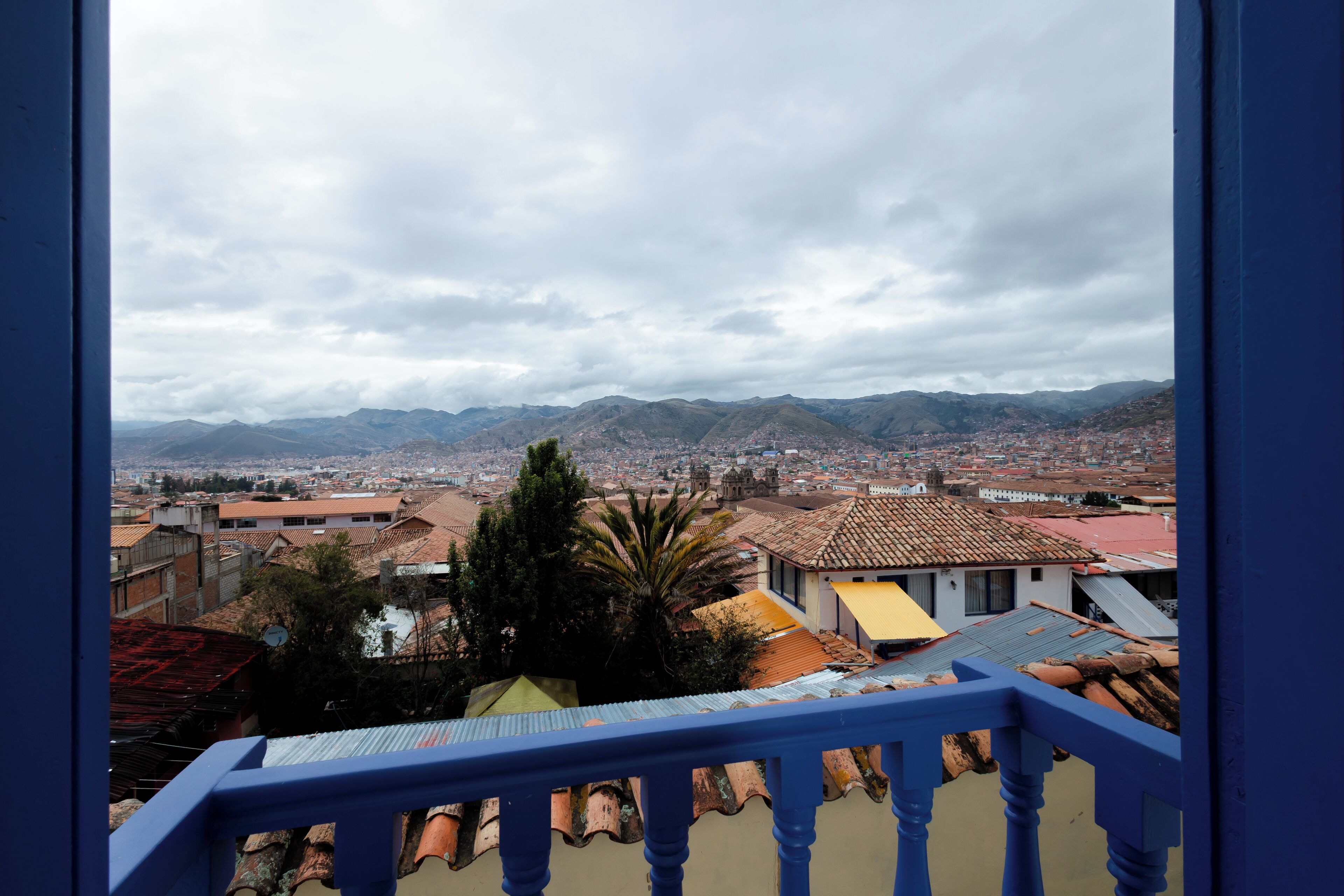 Brankas, meja kerja, dan Wi-Fi gratis