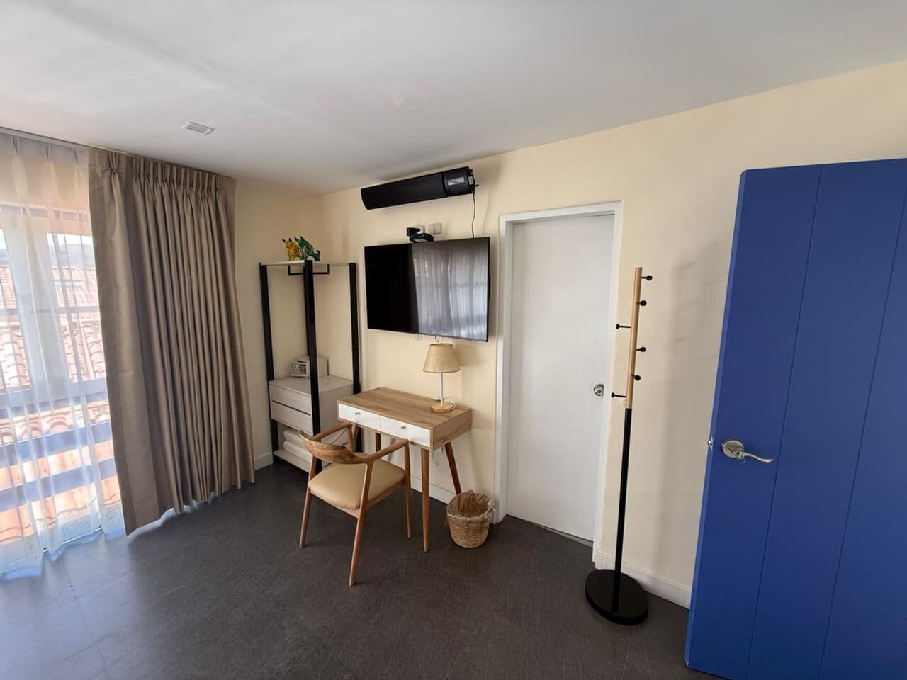 セーフティボックス (室内)、デスク、WiFi (無料)