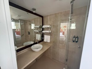 Shower, soap, shampoo, toilet paper - 7 Toritos Boutique Hotel (Cusco)