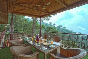 Outdoor dining - Opulence Kasauli| 7 bedroom Villa | Open Theatre (Kasauli)