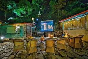 Outdoor dining - Maple cottage3 Bedroom|Open Theatre|Terrace Garden (Kasauli)