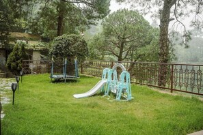 Property grounds - Maple cottage3 Bedroom|Open Theatre|Terrace Garden (Kasauli)