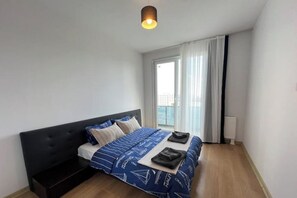 2 bedrooms, iron/ironing board, internet, bed sheets