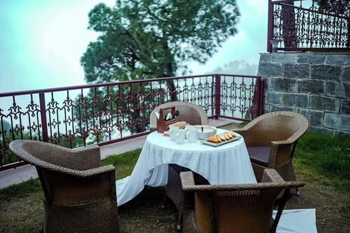Stylish 1 Bedroom Cottage in Kasauli with Open Theatre – A Serene Opulence Stay