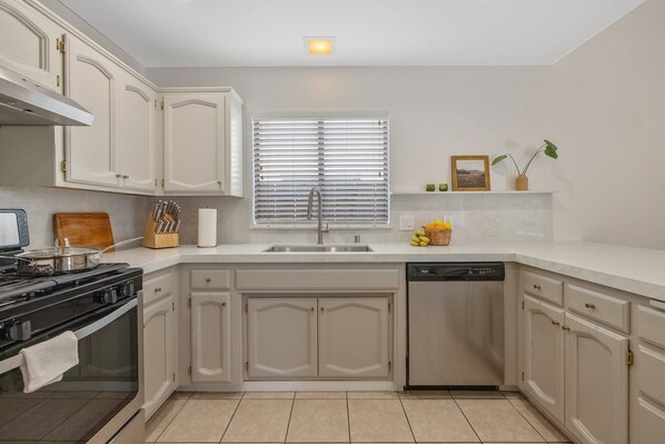 Oven, stovetop, dishwasher