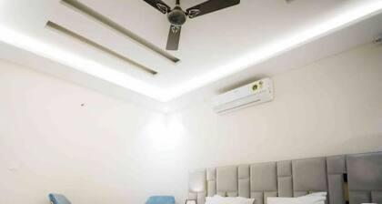 3 Bhk Penthouse|Jacuzzi | Pool Table|The Opulence