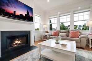 Televisión y chimenea 