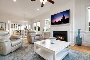 テレビ、暖炉、書斎 / ワークスペース