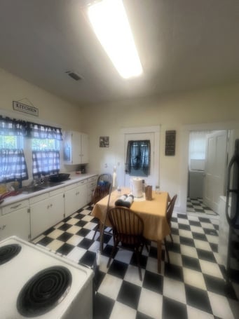 Microwave, oven, stovetop. 3 bedroom home in downtown Fitzgerald. Nice quiet neighborhood. Fenced backyard