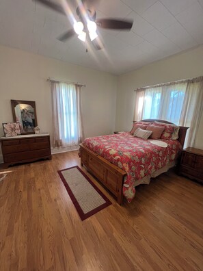 3 bedrooms, iron/ironing board, WiFi, bed sheets