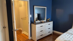 3 habitaciones, tabla de planchar con plancha, wifi y ropa de cama 