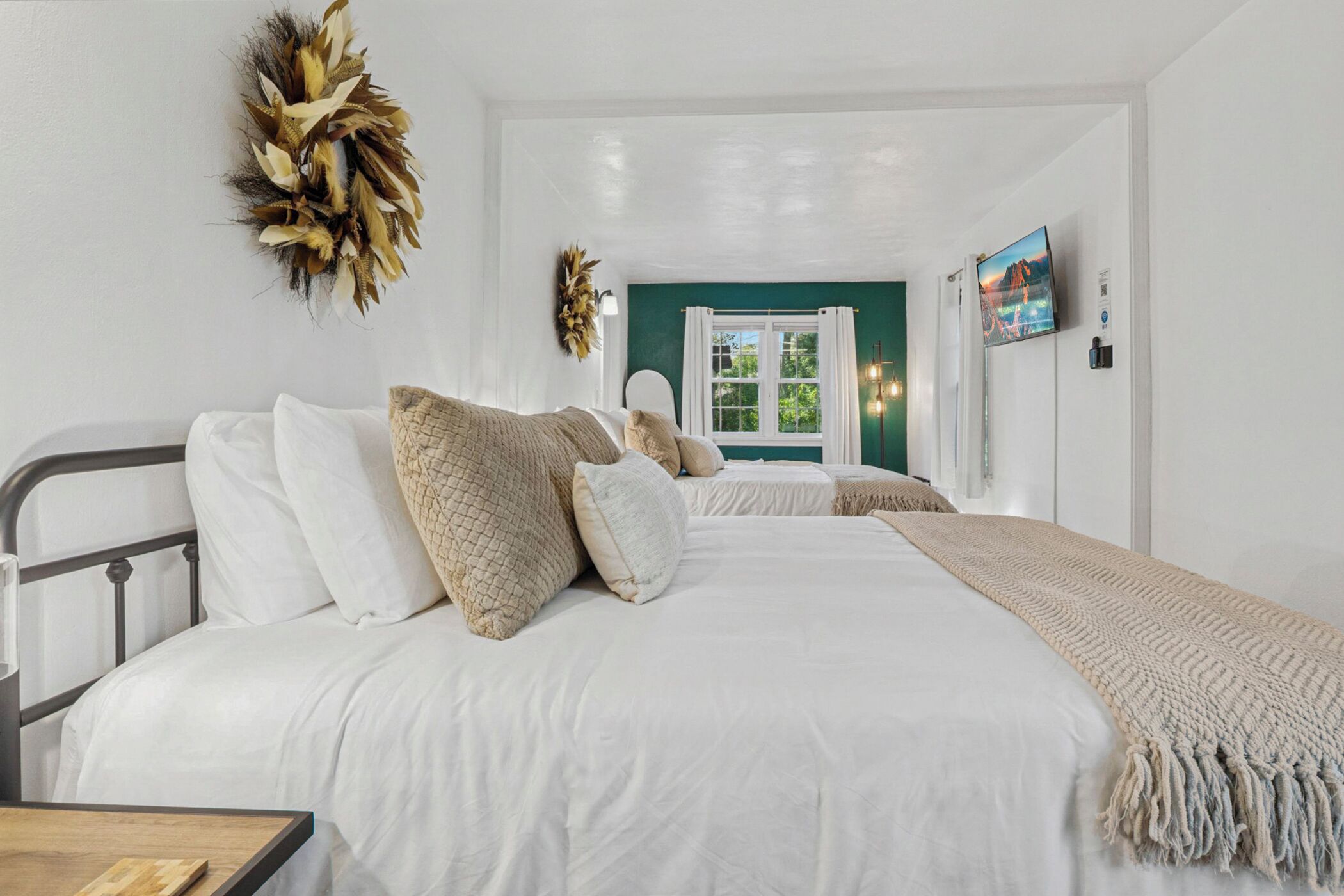 3 habitaciones, escritorio y tabla de planchar con plancha 