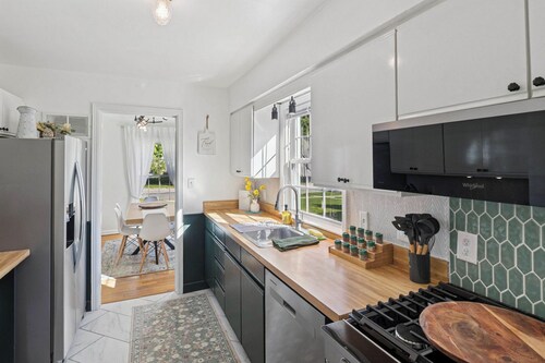 Walk to ND | Playroom | Pet Friendly | EV Charger