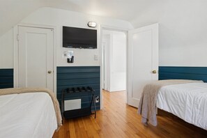 3 chambres, bureau, fer et planche à repasser, lit parapluie