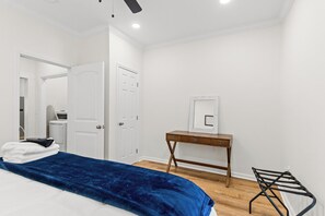 3 عدّة غرف نوم ومكواة/لوح كي وواي فاي وملاءات أسرّة