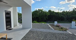 Property grounds - Caiman's Den - Charming 1-bedroom apartment in awesome Old Man Bay with AC (Old Man Bay)