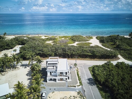 Caiman's Den - Charming 1-bedroom apartment in awesome Old Man Bay with AC