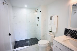 Chuveiro, secador de cabelo, toalhas de banho, sabonete