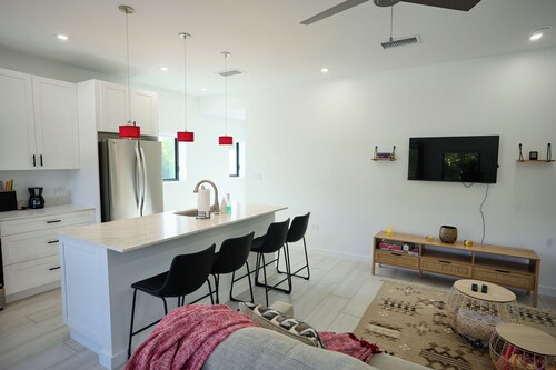 Caiman's Den - Charming 1-bedroom apartment in awesome Old Man Bay with AC