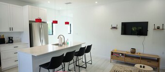 Caiman's Den - Charming 1-bedroom apartment in awesome Old Man Bay with AC